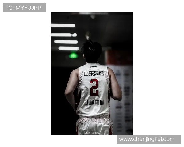 周鹏的篮球之路：从青涩少年到国家队核心的奋斗历程与荣耀时刻